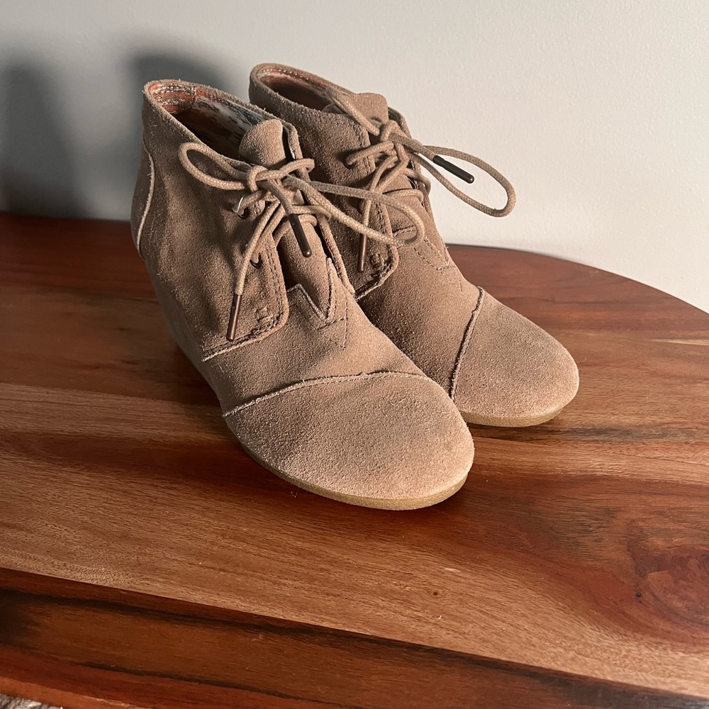 Toms Classic Desert‎ Sued Tan Ankle Wedge Boots size 7